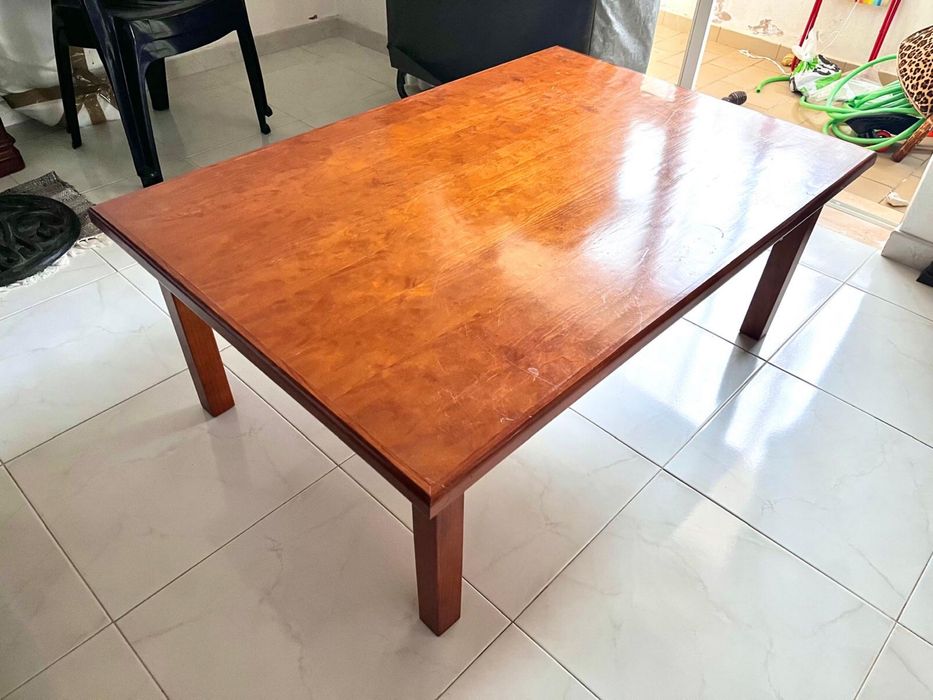 Mesa de centro (sala) em pinho e cor de mel com 1,20x80,5 e 46cm de altura.Está na Salema.