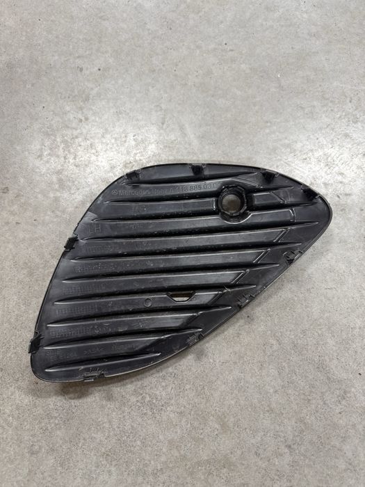 Заглушка бампера ліва