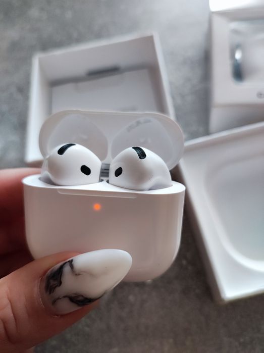 Apple AirPods 4 з активним шумозаглушенням (ANC) та чехол до них