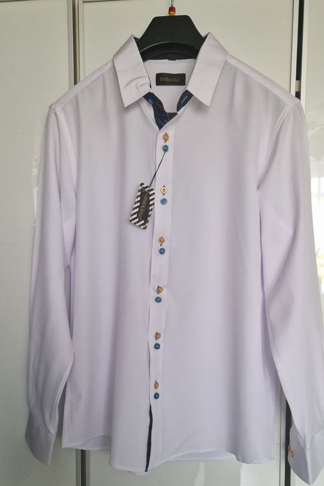 Męska biała koszula z modnym kolorowym akcentem, rozmiar M