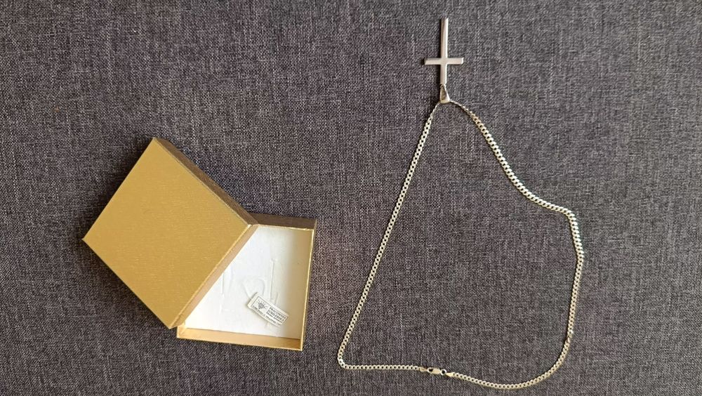 Srebrny łańcuszek z krzyżykiem 55cm / 4mm