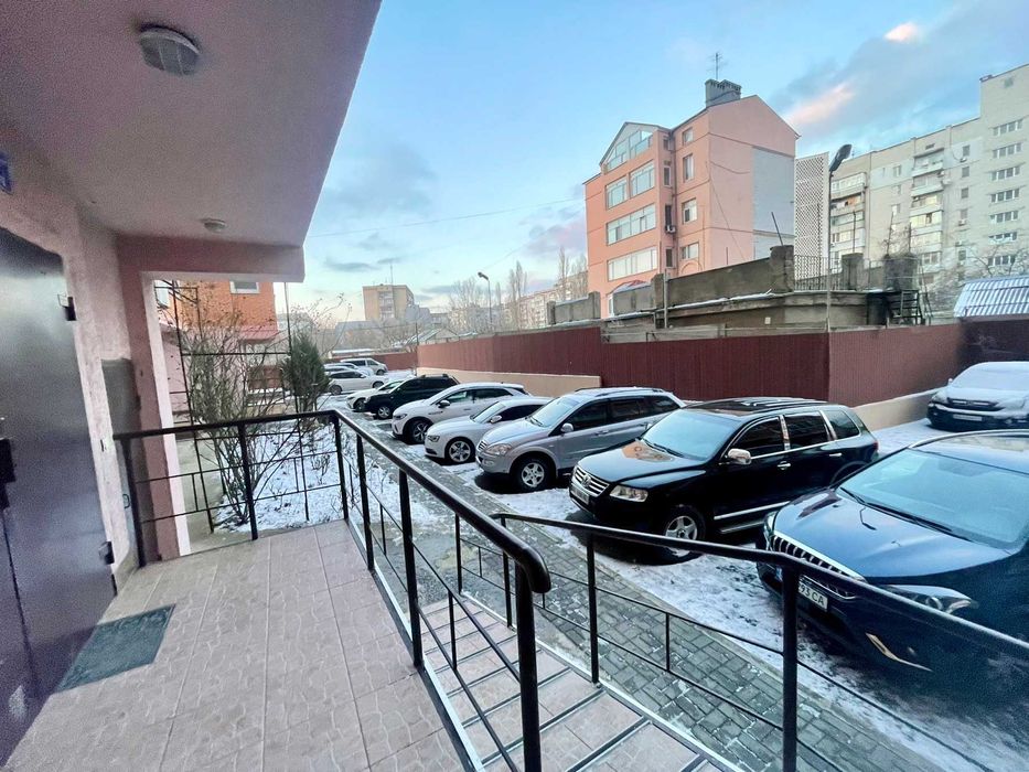 Продам великогабаритну трикімнатну квартиру. Центр. Закритий двір .