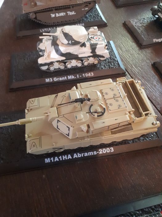 Kolekcja 27 modeli czołgów.
