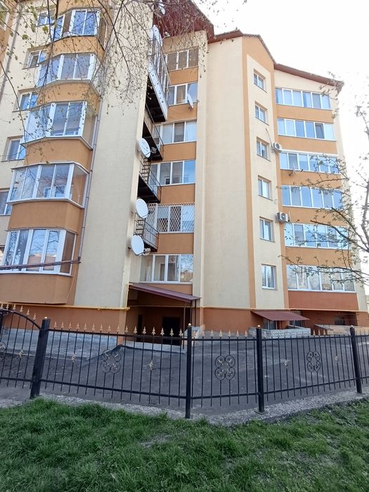 Продам нежитлове приміщення! Район Пивзавод. Вул. Ясна. ФАСАД. Цоколь!