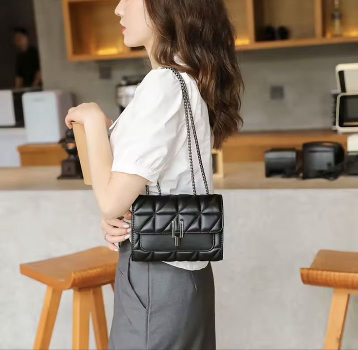 Жіноча сумка Lingge через плече | Стьобана сумочка на ланцюжку