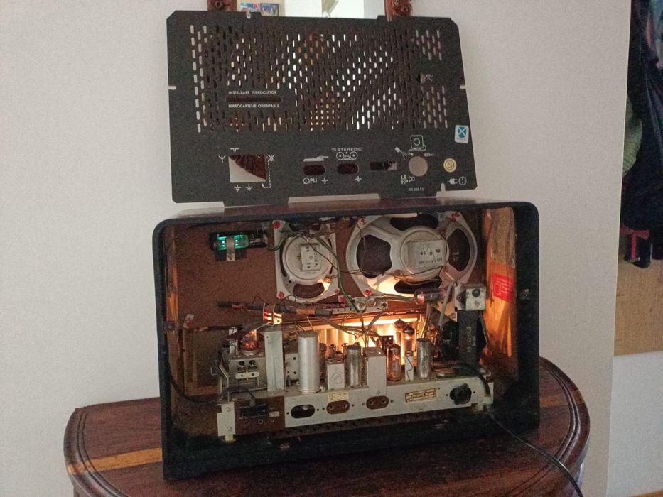 Radio Phiilips Bi - Ampli B6 X 82A tube radio