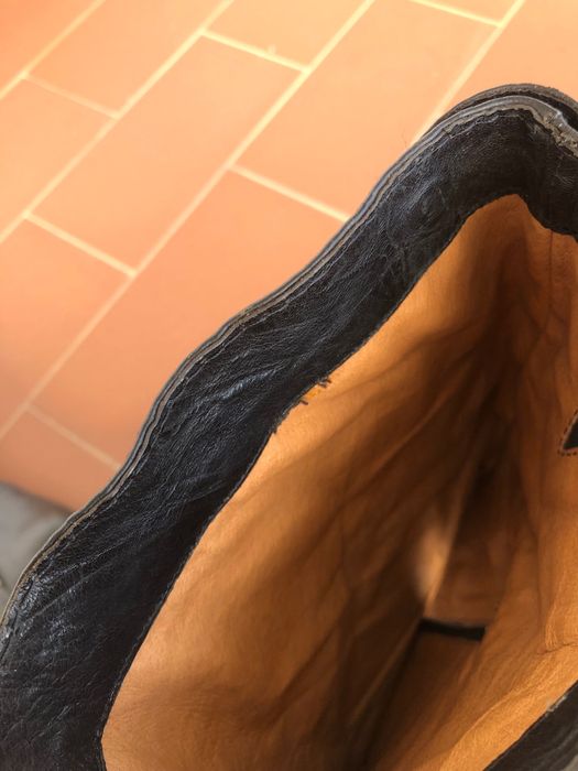 Botas pretas Helsar 100% pele c/ padrão de relevo