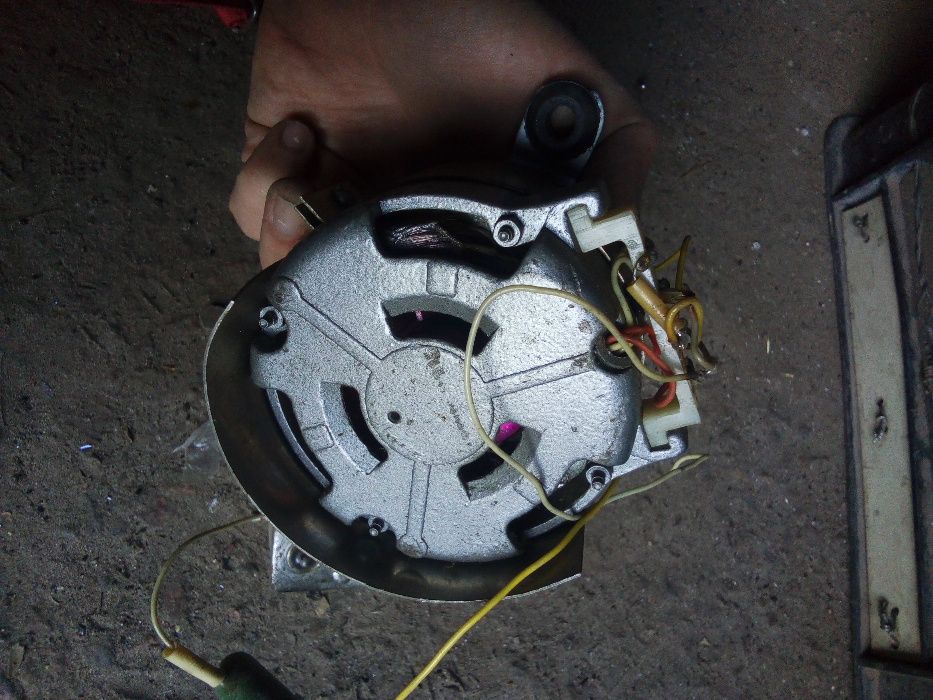 Двигатель ( мотор) от стиральной машины вышлю наложенным