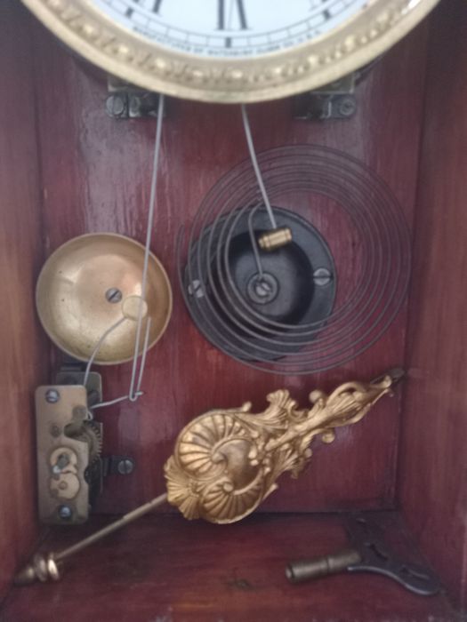 Relógio antigo de corda