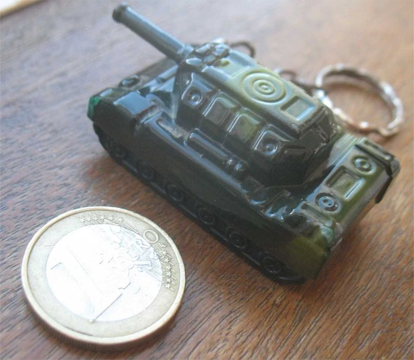 Isqueiro em forma de tanque militar