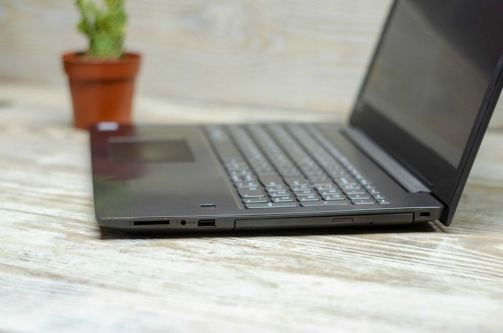 Lenovo V330-15IKB Core i5-8250U 3.4GHz/8Gb DDR4/256Gb SSD/15,6