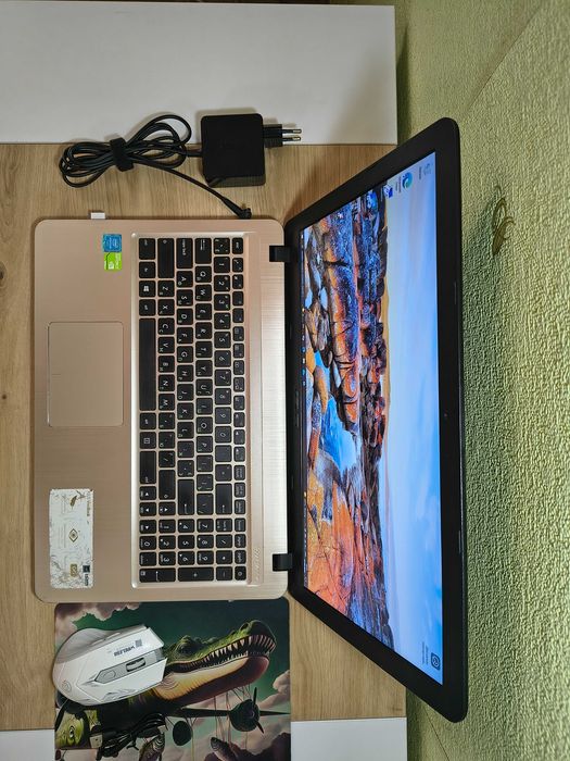 ASUS VivoBook 15.6" FHD IPS LP156WF6-SPM3 / Intel Pentium N4200 / NVIDIA GeForce 920MX 2GB / 4GB ОЗП / 500GB HDD + Bluetooth Мишка + Коврик.