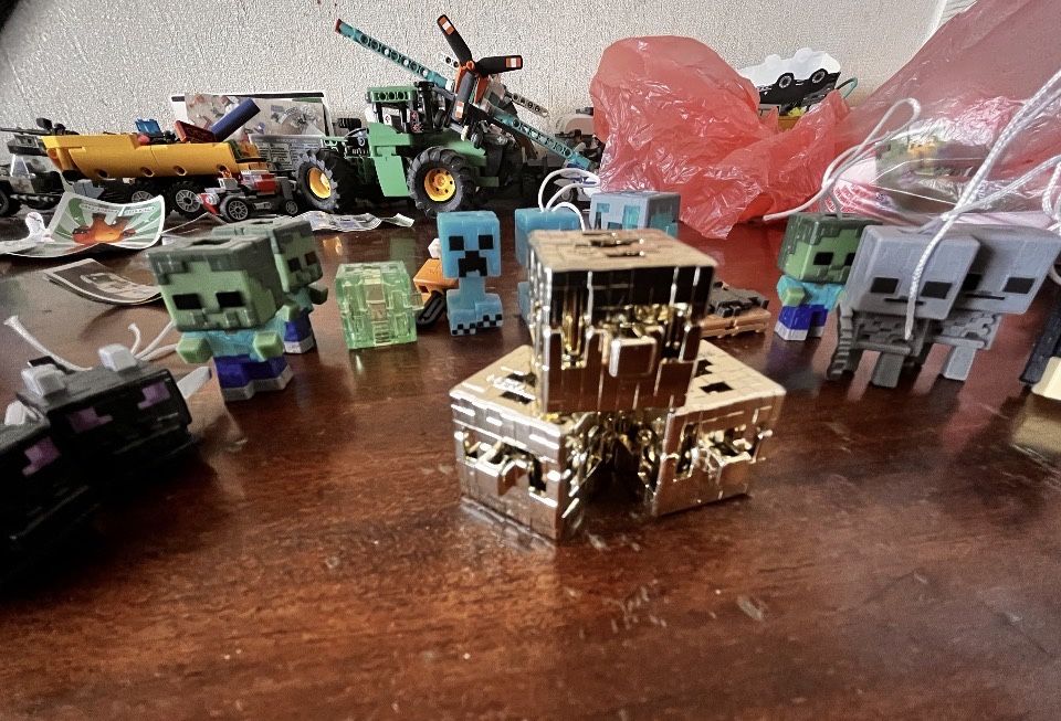 Обміняю золотий блок на інші фігурки кіндер джой майнкрафт