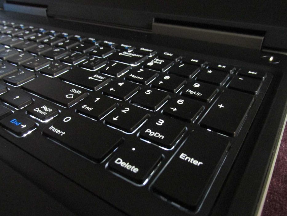 ІГРОВИЙ Великий ТОП Ноутбук 17.3"/ i7-8 ядр по 3.8Ghz!+nVidia 4Gb+16Gb