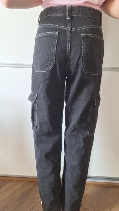 Czarne spodnie cargo, bojówki Bershka
