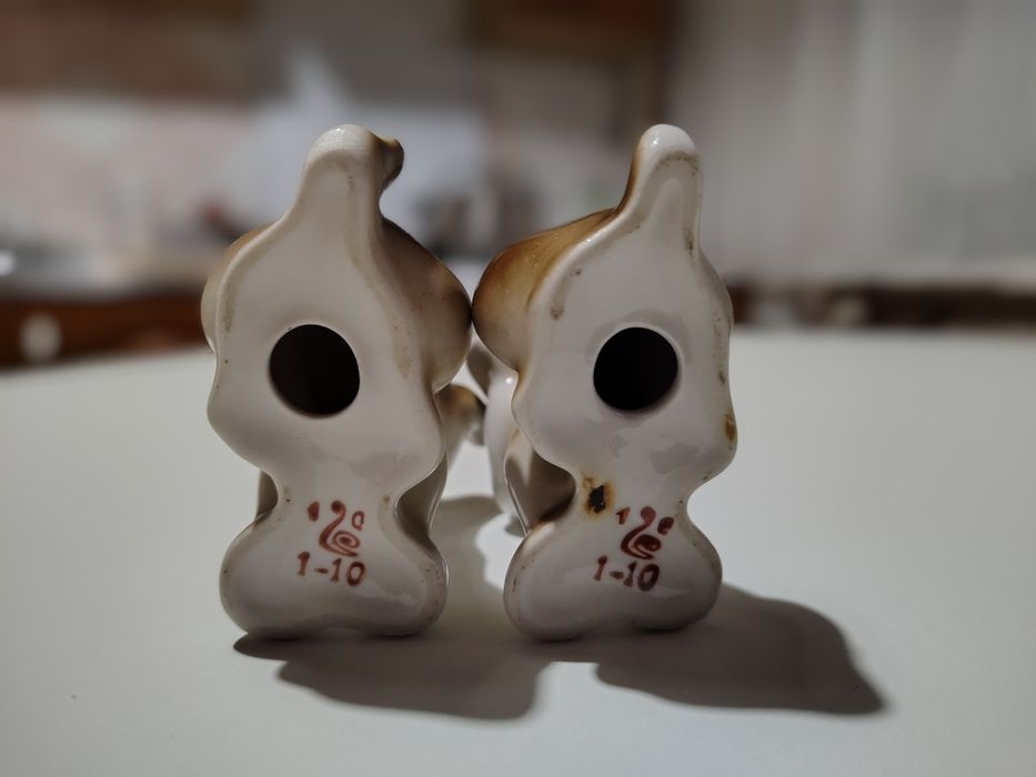 Вінтажні статуетки янтарного кольору, фарфорові (Полонне), з кольорового скла.