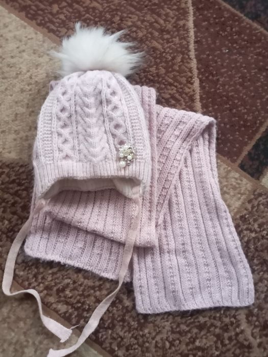 Шапка у комплекті з шарфіком