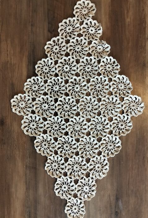 Kremowa szydełkowa serwetka, z kwiatowym motywem