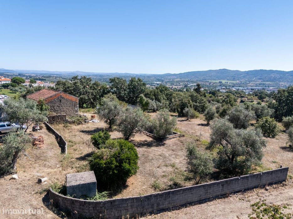 Moradia em pedra isolada com piscina e jardim