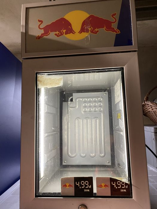 lodówka ekspozycyjna marki Red Bul