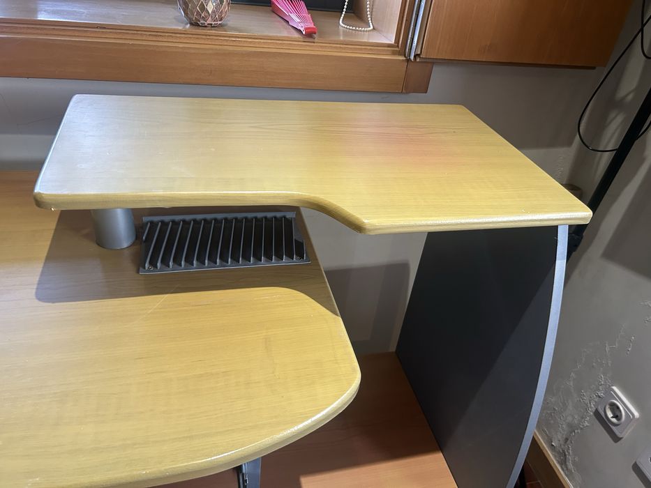 Secretária castanha e cinzenta