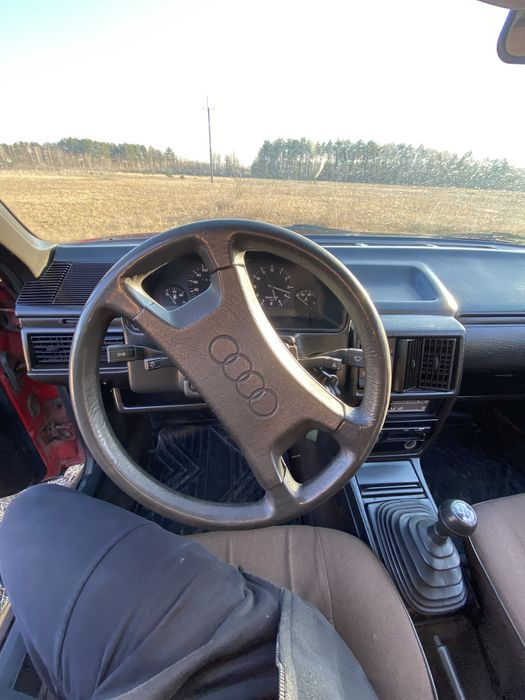 Продаєця AUDI 100 C3