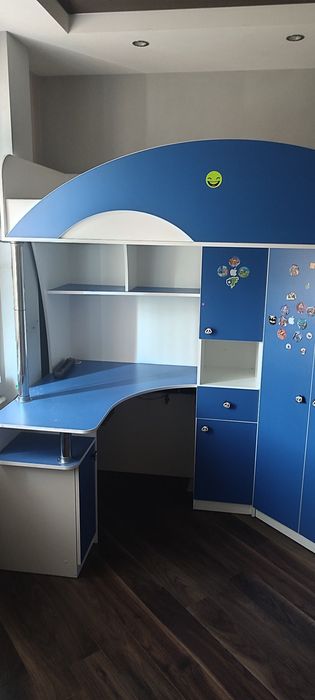 Дитяча стінка: стіл, ліжко, шафа.