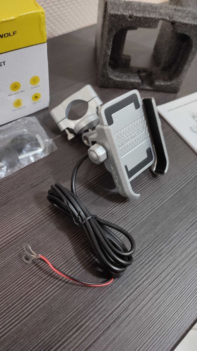 Держатель смартфона с USB зарядним алюминий чорний/сірий MOTOWOLF