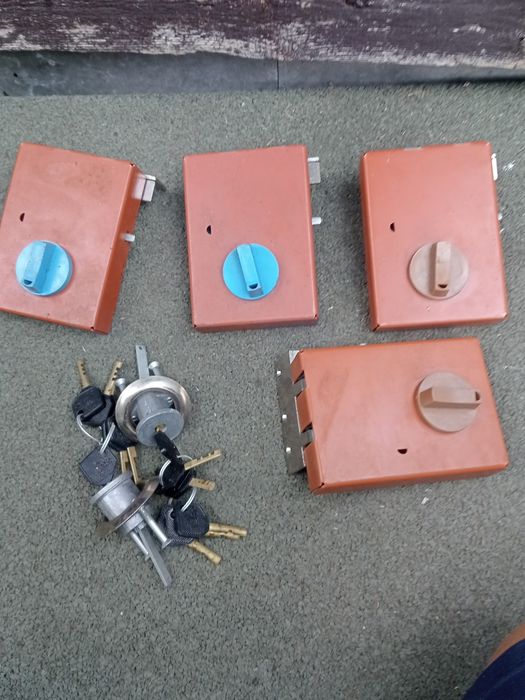 Stare zamki do drzwi bramy garażu