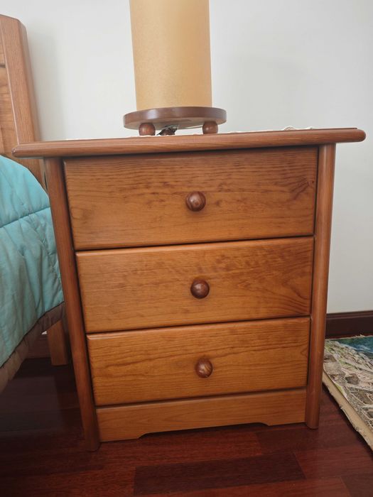 Mobília de quarto de solteiro completo em pinho.