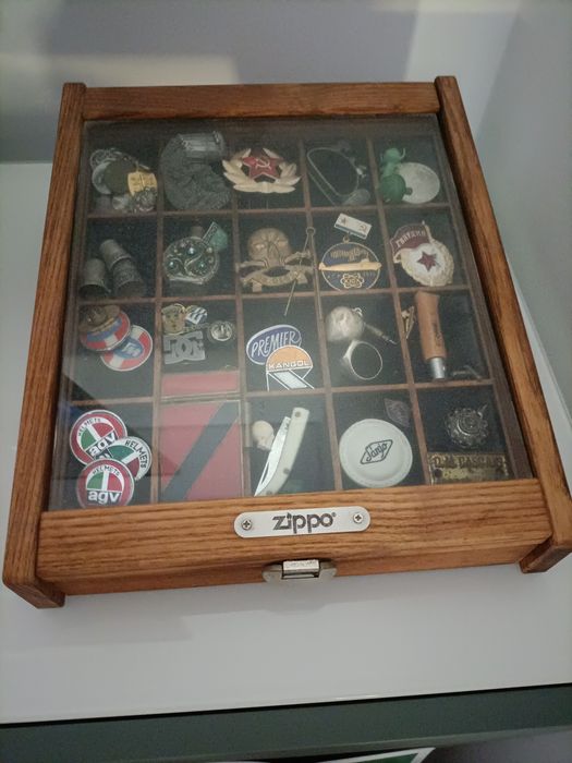 Expositor Isqueiros Zippo em Madeira