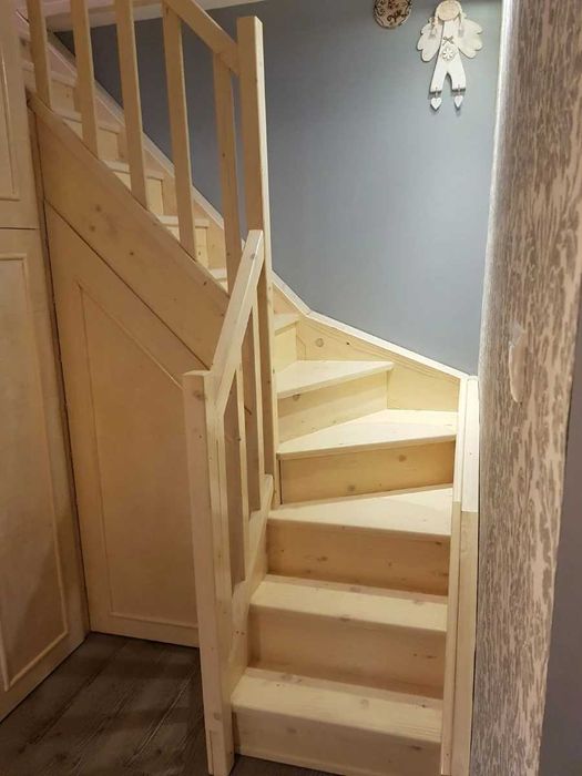 Schody samonośne z drewna klejonego świerk/sosna na wymiar