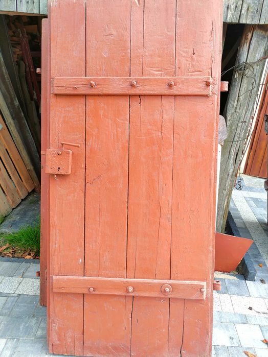 Stare masywne drewniane drzwi