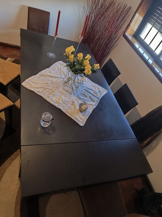Mesa de Jantar extensível com 6 cadeiras estofadas incluído