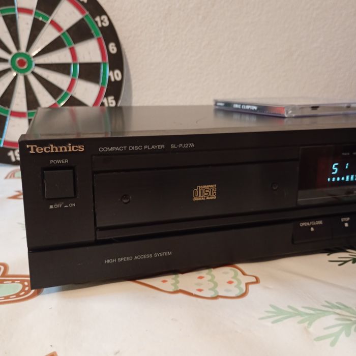 odtwarzacz płyt kompaktowych to model Technics SL-PJ27A.