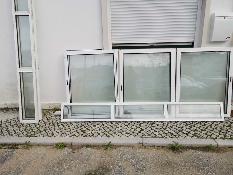 9 janelas de alumínio brancas de correr com vidro duplo + 3 Bandeiras