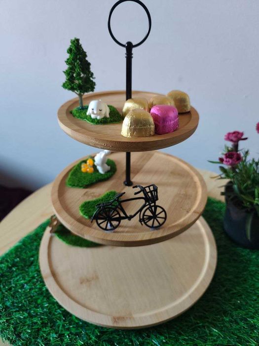 Drewniana etażerka cukernica figurki wielkanoc króliki zające jajka