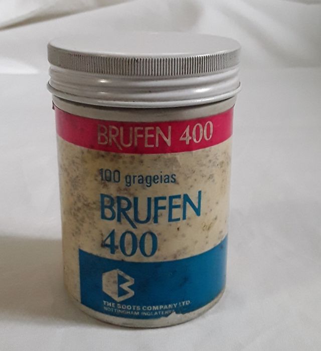 Antiga caixa de medicamento em alumínio