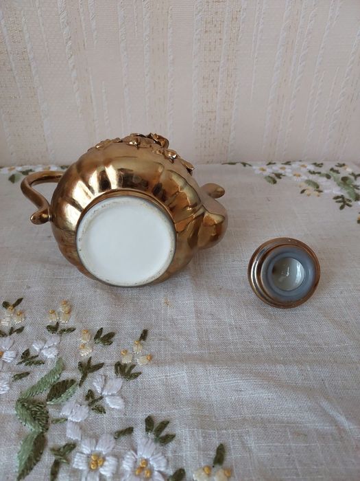 Чайник заварочный фарфоровый с ручной лепниной 0,7 л золотой