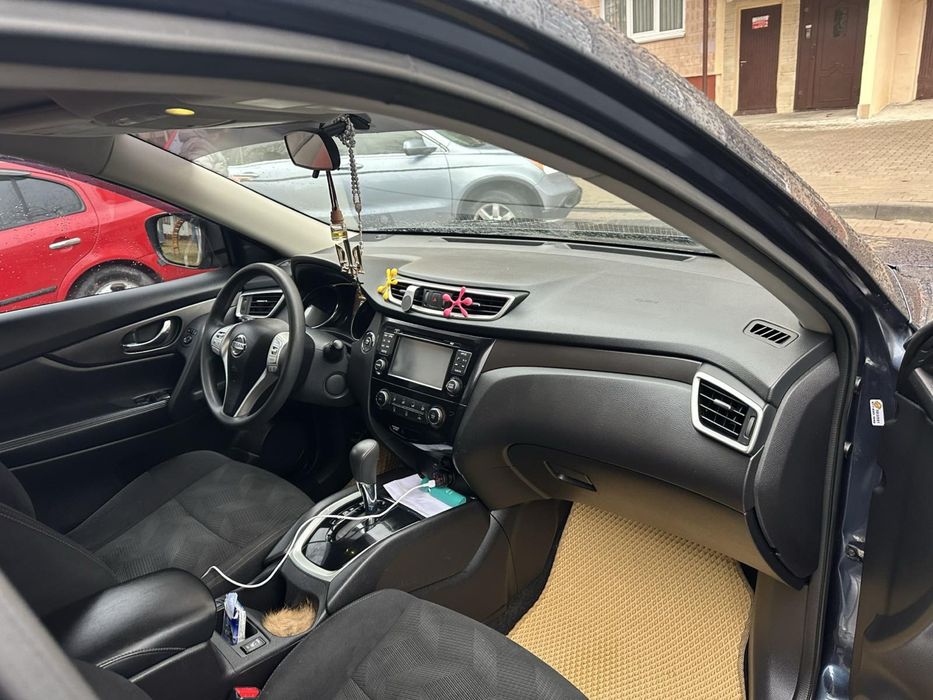 Nissan Rogue SV (7 місць)