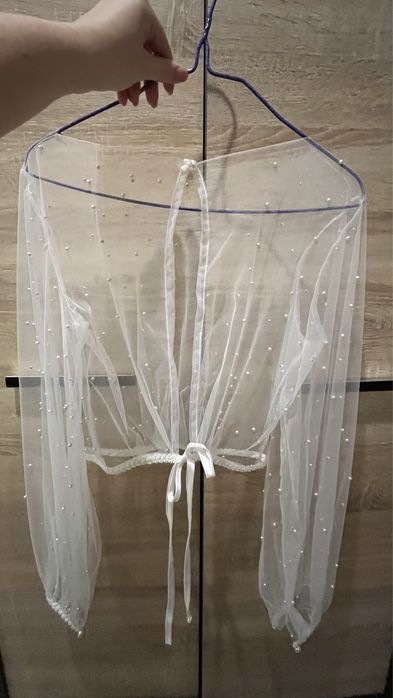 Біла накидка.