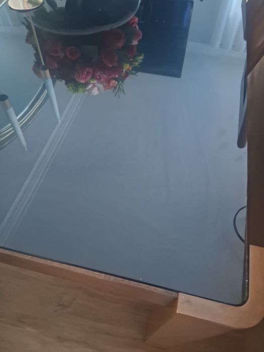 Mesa de jantar 1.80cm   impecável com 6 cadeiras em madeira