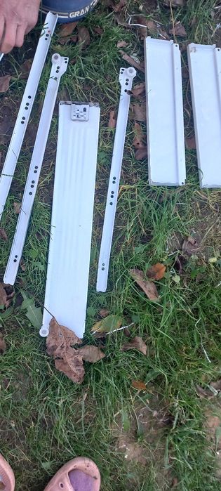 Віддам безкоштовно меблеву фурнітуру