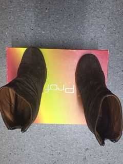 Botins Camurça - Marca Prof - Cor castanha -Tam 38