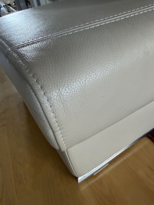 Skórzana kremowa pufa podnóżek Kler