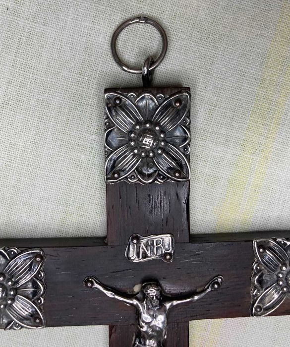 Crucifixo (em prata e madeira Nogueira)