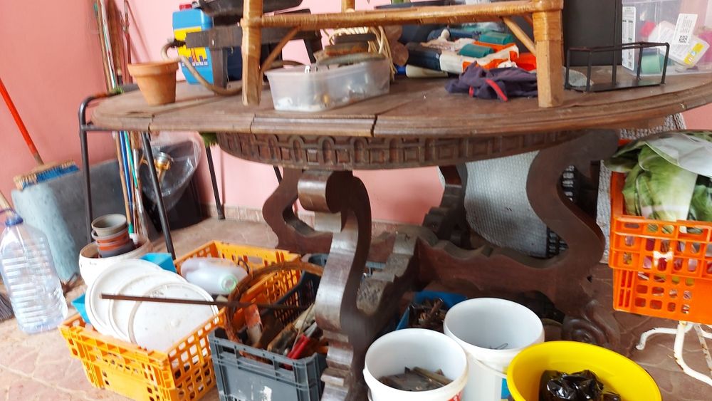 Mesa em castanheiro com 1.60mx 1.20m máximo