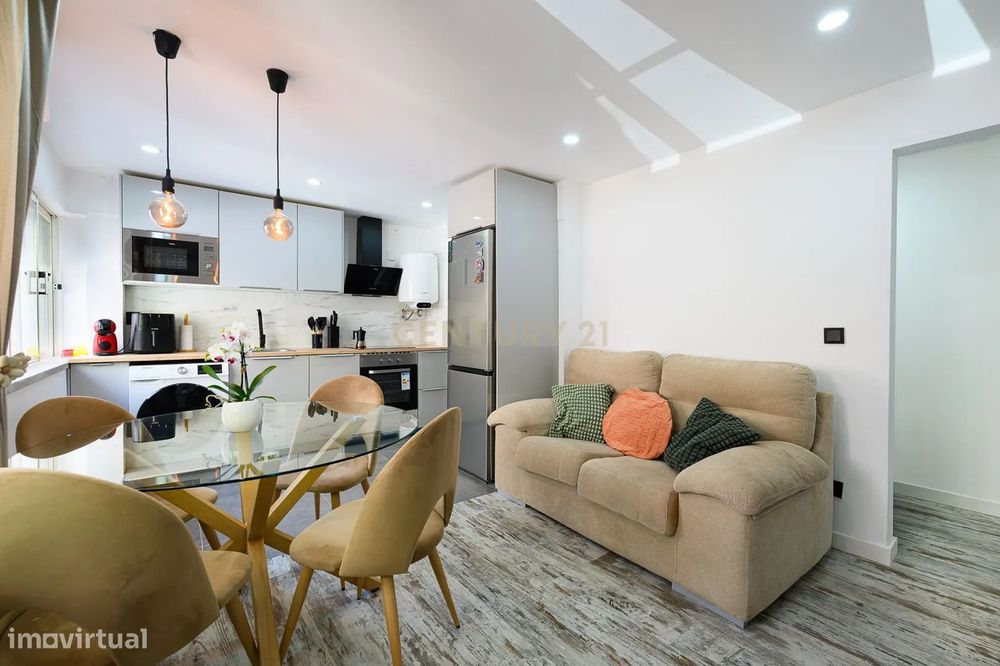 Apartamento T2 Remodelado | Charneca de Caparica