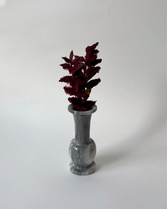 Marmurowy wazonik pąk