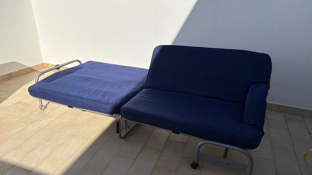 Sofá cama azul dobrável